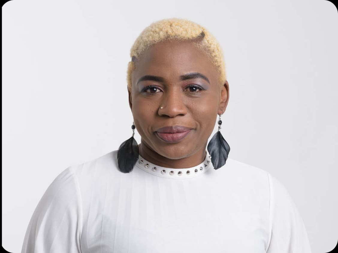 zukunftssicheres Lächeln umspielt das Gesicht einer Frau mit diversem Background, die ihre Qualifizierung in Female Business erfolgreich über socialbee abgeschlossen hat