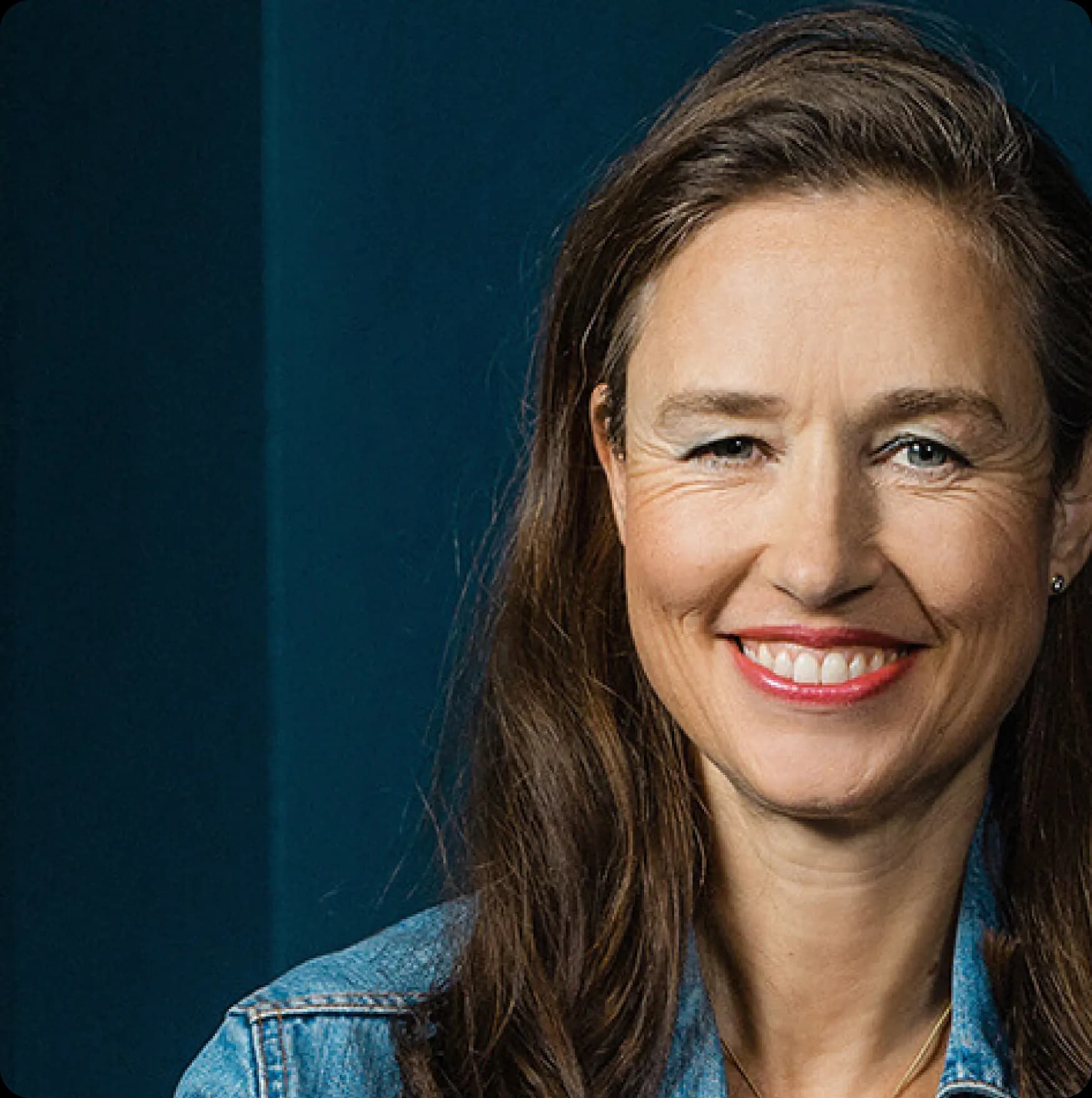 Eine erfahrende Frau lächelt glücklich in die Kamera, nachdem sie erfolgreich mit socialbee über Female Hiring ihr Team erweitert hat