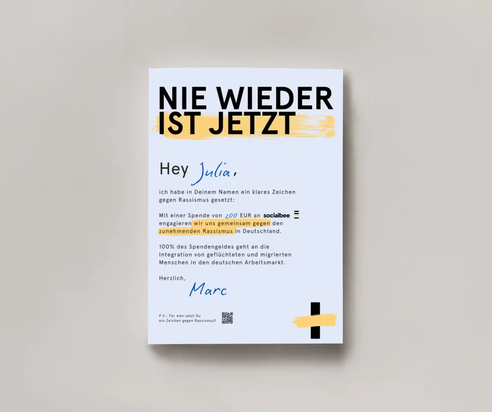 Ein Experte für Integration von socialbee im Gespräch mit einer Frau, die eine Qualifizierung und einen Job über socialbee erfolgreich erhalten hat